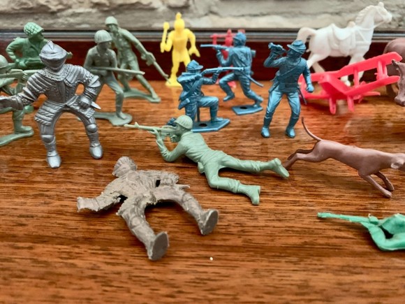 Lot Of 19 VTG. Plastic Toys Soldier Cow Horse Knight Plane Dog Dinosaur Indian - Picture 7 of 8